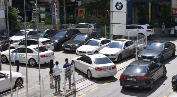 서비스센터 24시간 가동·2주내 점검 완료 방침  올해 들어 엔진에 장착된 배기가스 재순환장치(EGR) 결함으로 주행 중이던 차량에 불이 붙는 사고가 잇따르면서 BMW 차량 10만 6000여대의 리콜이 결정된 가운데, 이날 서울의 한 BMW 서비스센터가 점검을 받으려는 차들로 붐비고 있다. BMW코리아는 이날부터 전국 61개 서비스센터 및 리콜 전담 고객센터를 주말 포함 24시간으로 확대 운영해 리콜 차량 안전진단을 2주 안에 완료하겠다는 방침이다. 박지환 기자 popocar@seoul.co.kr