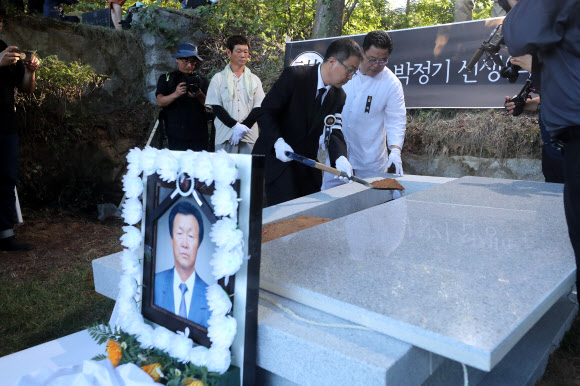 ‘아들 곁에서 편히 쉬소서’