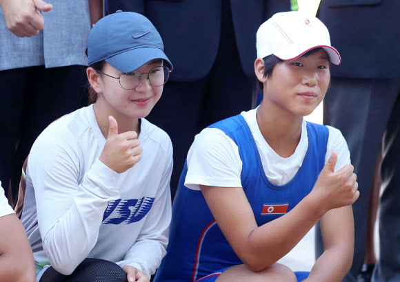 남북 단일팀 함께 ‘엄지척’