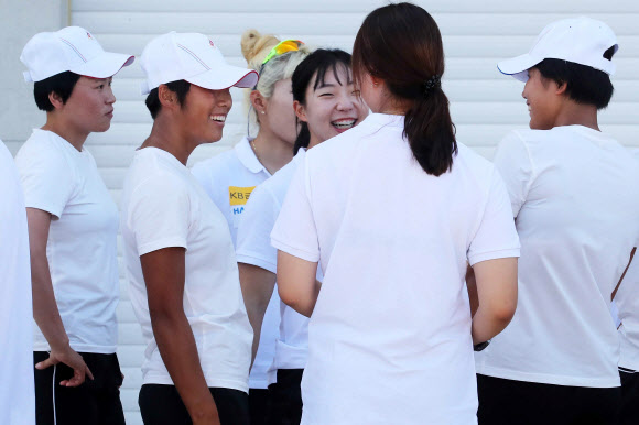 웃으며 대화하는 남북 선수들