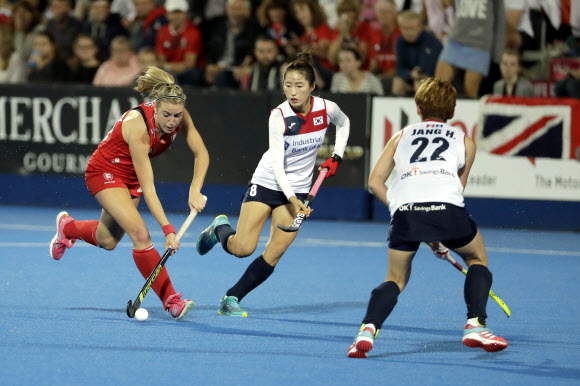 여자 하키 대표팀이 31일(현지시간) 영국 런던의 리 밸리 하키&테니스 센터에서 열린 ‘2018 여자 하키 월드컵’에서 영국팀을 상대로 경기를 하고 있다. 대표팀은 0-2로 패하며 12위로 대회를 마쳤다. AP 연합뉴스