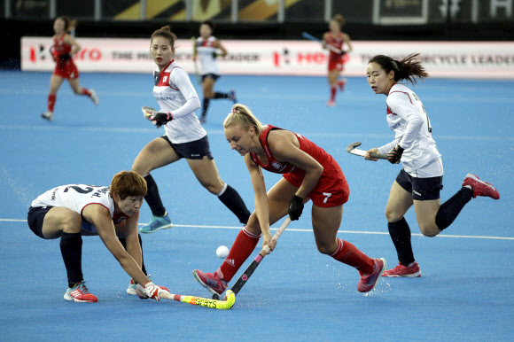 여자 하키 대표팀이 31일(현지시간) 영국 런던의 리 밸리 하키&테니스 센터에서 열린 ‘2018 여자 하키 월드컵’에서 영국팀을 상대로 경기를 하고 있다. 대표팀은 0-2로 패하며 12위로 대회를 마쳤다. AP 연합뉴스
