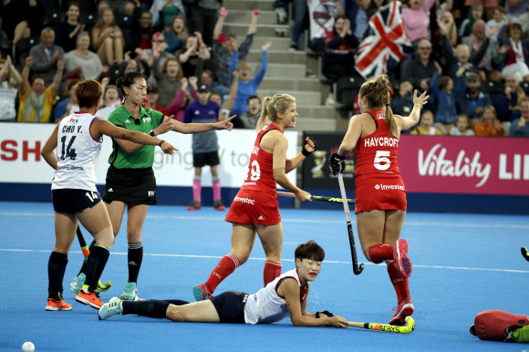 여자 하키 대표팀이 31일(현지시간) 영국 런던의 리 밸리 하키&테니스 센터에서 열린 ‘2018 여자 하키 월드컵’에서 영국팀을 상대로 경기를 하고 있다. 대표팀은 0-2로 패하며 12위로 대회를 마쳤다. AP 연합뉴스