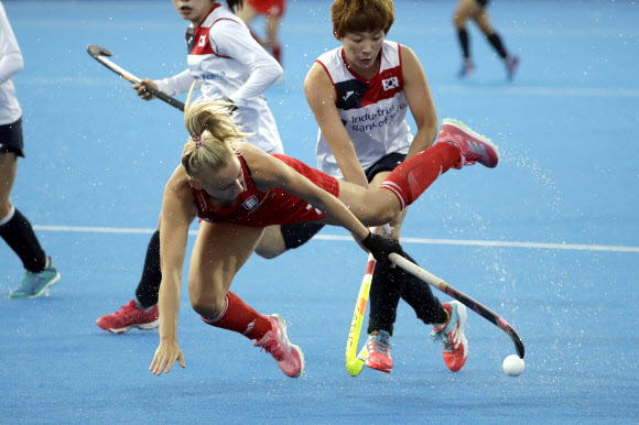 여자 하키 대표팀이 31일(현지시간) 영국 런던의 리 밸리 하키&테니스 센터에서 열린 ‘2018 여자 하키 월드컵’에서 영국팀을 상대로 경기를 하고 있다. 대표팀은 0-2로 패하며 12위로 대회를 마쳤다. AP 연합뉴스