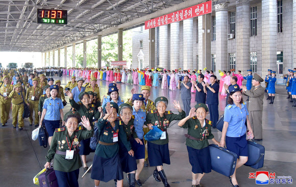 평양 떠나는 전쟁노병들