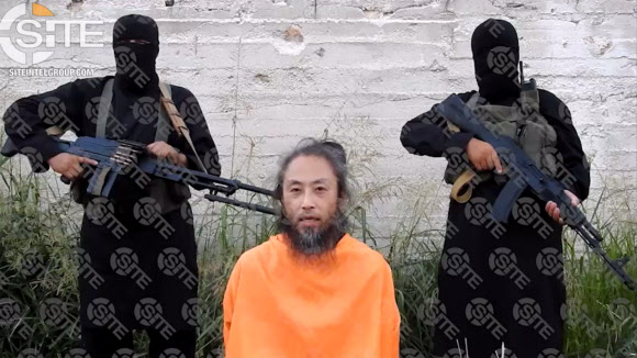 2015년 시리아에서 납치된 일본인 프리랜서 기자인 야스다 준페이로 추정되는 인물이 수염을 길게 기르고 주황색 죄수복을 입은 채 31일(현지시간) 유포된 동영상에 나와 “나는 한국인”이라고 밝히고 있다.  사이트인텔리전트그룹 제공 AFP 연합뉴스