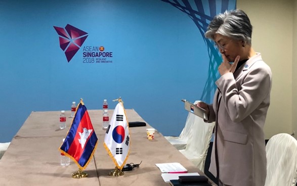 강경화 외교부 장관이 싱가포르 엑스포 컨벤션 센터에서 열린 아세안 관련 양자외무장관 회담 전에 휴대전화를 보고 있다. 싱가포르 공동취재단