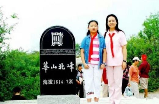 중국 서안의 화산에 함께 올라간 젊은 시절 펑리위안 여사와 10살 남짓한 시진핑 주석의 딸 시밍쩌(왼쪽).  출처 인민일보