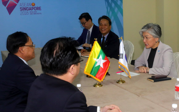 강경화(가장 오른쪽) 외교부 장관이 1일 싱가포르 엑스포 컨벤션센터에서 쵸 틴 미얀마 국제협력장관과 양자회담을 하고 있다. 연합뉴스