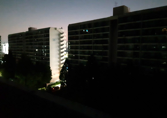 1일 저녁 서울 강남 대치동 은마아파트에 정전이 발생해 비상등만 켜져 있다.  연합뉴스