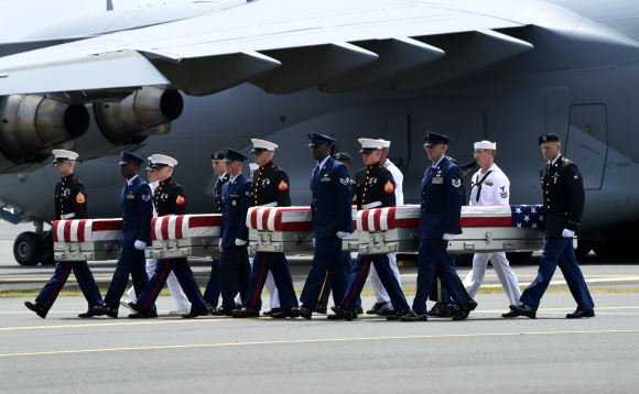 1일(현지시간) 미군 유해 55구가 C-17 2대에 나눠 실려 하와이 히캄 공군기지에 도착했다. AP 연합뉴스