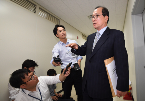 장영달 국방부 기무사 개혁위원장이 2일 오전 서울 용산 국방컨벤션에서 열린 기무사개혁위원회 전체회의에  앞서 취재진 질문에 답하고 있다. 2018.8.2 도준석 기자 pado@seoul.co.kr