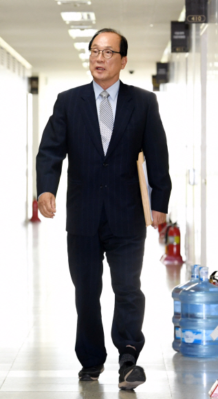 장영달 국방부 기무사 개혁위원장이 2일 오전 서울 용산 국방컨벤션 기무사개혁위원회 전체회의장으로 들어서고 있다. 2018.8.2 도준석 기자 pado@seoul.co.kr