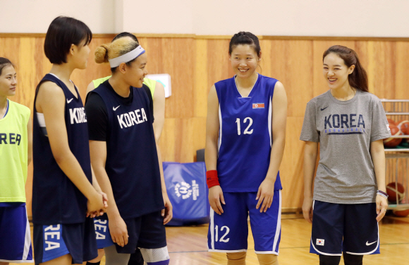 2018 자카르타-팔렘방 아시안게임에 출전할 남북 여자농구 단일팀이 2일 오전 충북 진천 선수촌에서 언론 공개 행사를 했다. 북측 로숙영(12번)선수가 남측 선수들과 이야기하고 있다. 2018. 8. 2 사진공동취재단