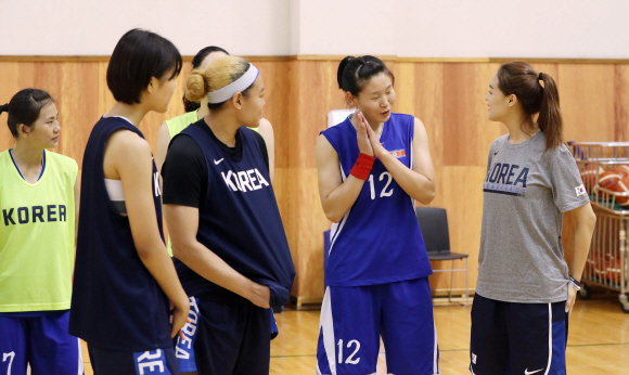 2018 자카르타-팔렘방 아시안게임에 출전할 남북 여자농구 단일팀이 2일 오전 충북 진천 선수촌에서 언론 공개 행사를 했다. 북측 로숙영(12번)선수가 남측 선수들과 이야기(잠을 잘 잤다?)하고 있다. 왼쪽 7번은 북측 장미경 선수. 2018. 8. 2 사진공동취재단