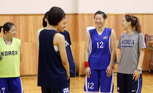 2018 자카르타-팔렘방 아시안게임에 출전할 남북 여자농구 단일팀이 2일 오전 충북 진천 선수촌에서 언론 공개 행사를 했다. 북측 로숙영(12번)선수가 남측 선수들과 이야기하고 있다. 왼쪽 7번은 북측 장미경 선수. 2018. 8. 2 사진공동취재단
