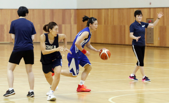 2018 자카르타?팔렘방 아시안게임에 출전할 남북 여자농구 단일팀이 2일 오전 충북 진천 선수촌에서 언론 공개 행사를 했다. 북측 로숙영(12번)선수가 드리블하고 있다. 2018. 8. 2 사진공동취재단