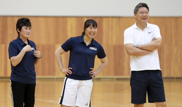 2018 자카르타-팔렘방 아시안게임 여자농구 남북단일팀 이문규 감독과 하숙례 코치, 북측 정성심 코치가 2일 충북 진천 국가대표선수촌에서 열린 훈련에서 밝은 표정으로 선수들을 지켜보고 있다. 2018. 8. 2 사진공동취재단