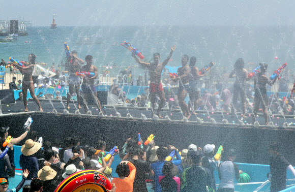 폭염 시원하게 날리는 ‘물의 난장’