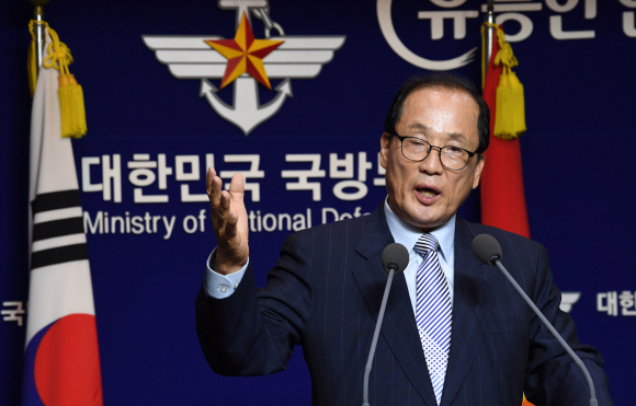 장영달 국방부 기무사 개혁위원장이 2일 오전 서울 용산 국방부에서 기무사 개혁 위원회 회의 결과를 발표하고 있다. 2018.8.2 도준석 기자 pado@seoul.co.kr