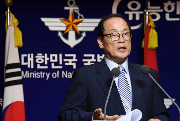 장영달 국방부 기무사 개혁위원장이 2일 오전 서울 용산 국방부에서 기무사 개혁 위원회 회의 결과를 발표하고 있다. 2018.8.2 도준석 기자 pado@seoul.co.kr