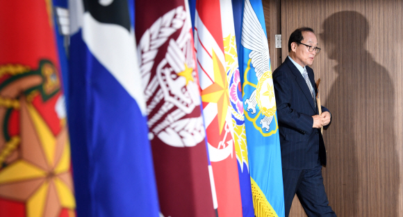 장영달 국방부 기무사 개혁위원장이 2일 오전 서울 용산 국방부에서 기무사 개혁 위원회 회의 결과를 발표하기 위해 브리핑룸으로 들어서고 있다. 2018.8.2 도준석 기자 pado@seoul.co.kr