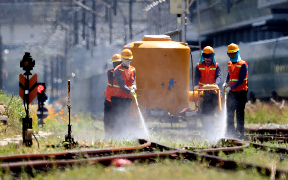 이글거리는 아지랑이 사이로 레일 살수작업