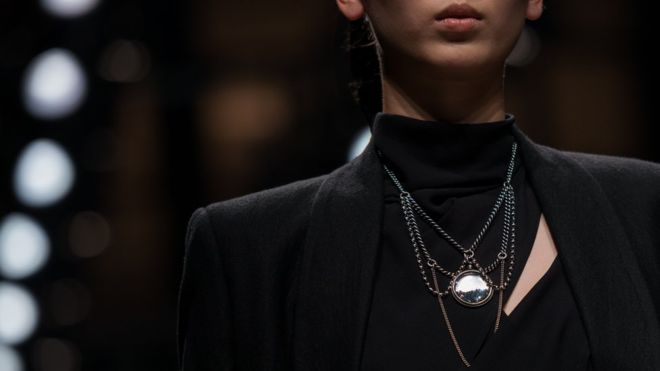 안트워프 세계 다이아몬드 센터가 개최한 중국 패션쇼 도중 모델이 고가의 다이아몬드 목걸이를 선보이고 있다.