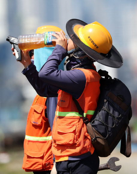 폭염 속 물 마시는 철도 근로자