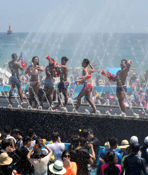 더위 탈출 해운대 ‘물의 난장’
