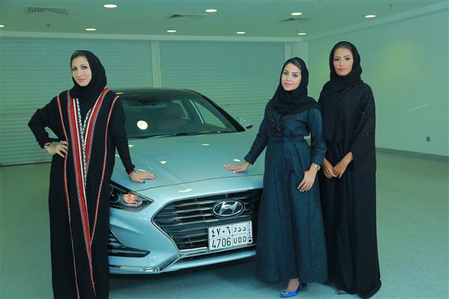 현대자동차가 최근 자가운전이 허용된 사우디아라비아 여성들을 대상으로 한 마케팅에 본격적으로 나선 가운데 홍보대사로 위촉된 사우디아라비아 유명 여성 3명이 현대차 앞에서 포즈를 취하고 있다. 왼쪽부터 사우디아라비아 패션디자이너 림 파이잘, 사업가 바이안 린자위, 라디오 프로그램 진행자 겸 여행 블로거 샤디아 압둘 아지즈.  현대자동차 제공