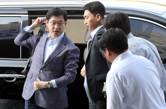 출근하는 김경수 경남지사