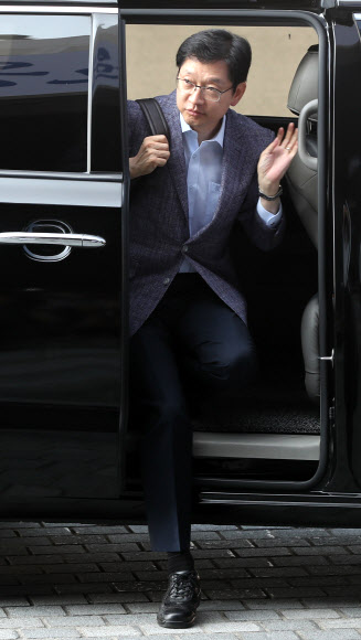 출근하는 김경수 경남지사