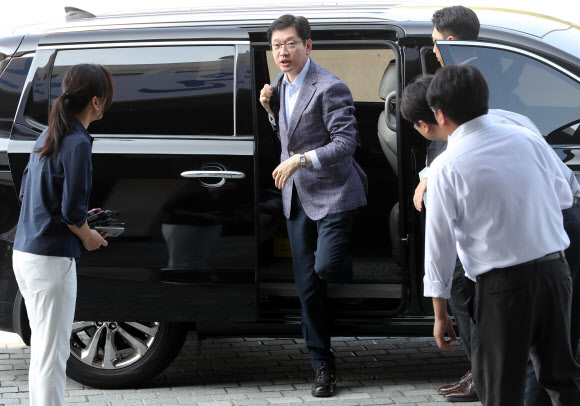 출근하는 김경수 경남지사