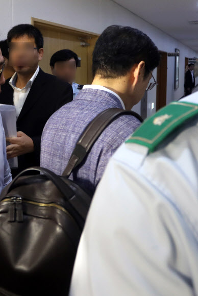 집무실 향하는 김경수