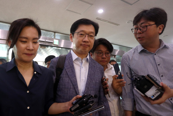 출근하는 김경수