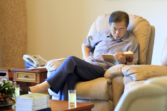 문재인 대통령이 1일 휴가를 맞아 찾은 충남 계룡대에서 책을 읽고 있다.  청와대 제공
