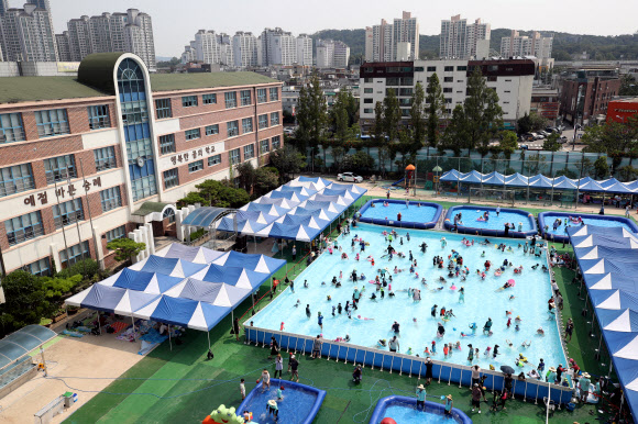 워터파크로 변신한 학교 운동장