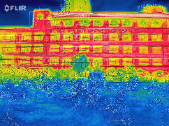 학교 운동장으로 탈출요망