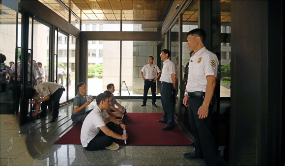 대법원 로비서 농성하는 전 통진당 당원들