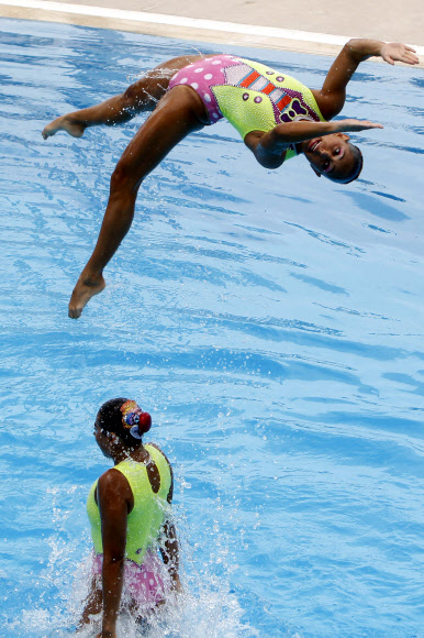 2일(현지시간) 콜롬비아 바랑키야에서 열린 ‘the 23rd Central American and Caribbean Games 2018’ 중 싱크로나이즈드 스위밍 대회에서 멕시코팀이 멋진 연기를 펼치고 있다. EPA 연합뉴스