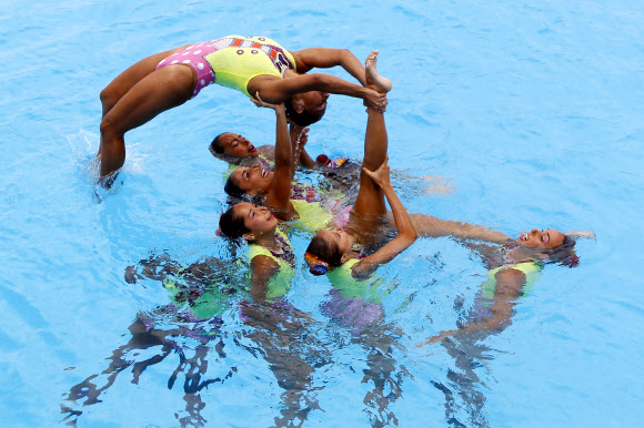 2일(현지시간) 콜롬비아 바랑키야에서 열린 ‘the 23rd Central American and Caribbean Games 2018’ 중 싱크로나이즈드 스위밍 대회에서 멕시코팀이 멋진 연기를 펼치고 있다. EPA 연합뉴스