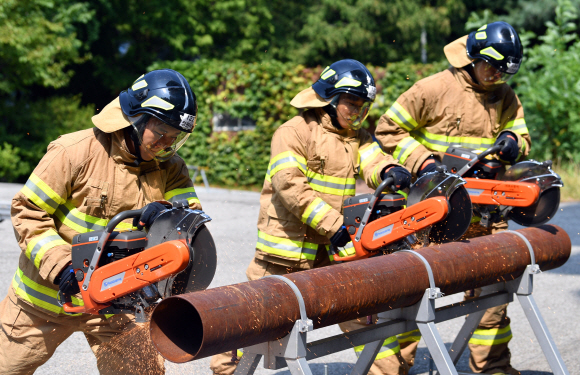3일 서울 서초구 서울소방학교에서 108기 신규임용자들이 폭염속에서 땀흘려 훈련을 받고 있다. 2018.8.3 박지환기자 popocar@seoul.co.kr