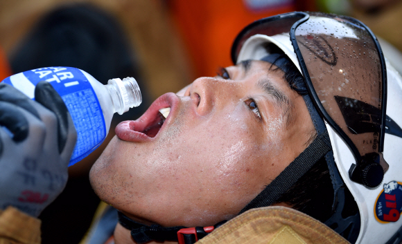 3일 서울 서초구 서울소방학교에서 108기 신규임용자들이 폭염속에서 땀흘려 훈련을 받고 있다. 2018.8.3 박지환기자 popocar@seoul.co.kr