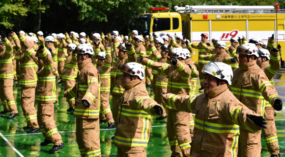 3일 서울 서초구 서울소방학교에서 108기 신규임용자들이 폭염속에서 땀흘려 훈련을 받고 있다. 2018.8.3 박지환기자 popocar@seoul.co.kr