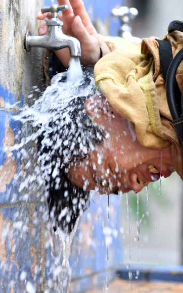 3일 서울 서초구 서울소방학교에서 108기 신규임용자들이 폭염속에서 땀흘려 훈련을 받고 있다. 2018.8.3 박지환기자 popocar@seoul.co.kr