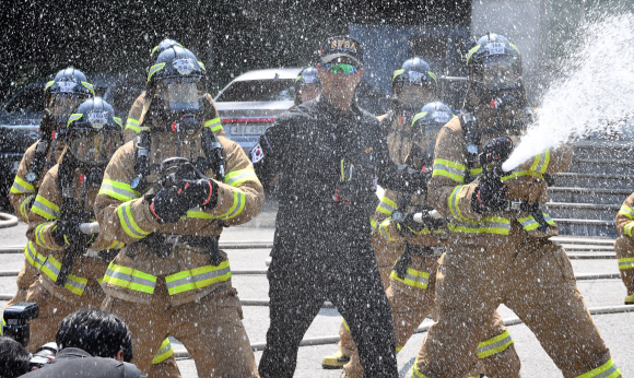 3일 서울 서초구 서울소방학교에서 108기 신규임용자들이 폭염속에서 땀흘려 훈련을 받고 있다. 2018.8.3 박지환기자 popocar@seoul.co.kr