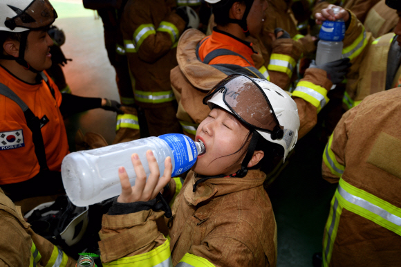 3일 서울 서초구 서울소방학교에서 108기 신규임용자들이 폭염속에서 땀흘려 훈련을 받고 있다. 2018.8.3 박지환기자 popocar@seoul.co.kr