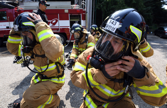 3일 서울 서초구 서울소방학교에서 108기 신규임용자들이 폭염속에서 땀흘려 훈련을 받고 있다. 2018.8.3 박지환기자 popocar@seoul.co.kr
