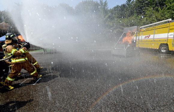 3일 서울 서초구 서울소방학교에서 108기 신규임용자들이 폭염속에서 땀흘려 훈련을 받고 있다. 2018.8.3 박지환기자 popocar@seoul.co.kr